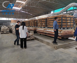 內(nèi)蒙古客戶來(lái)我司工廠考察耐火球